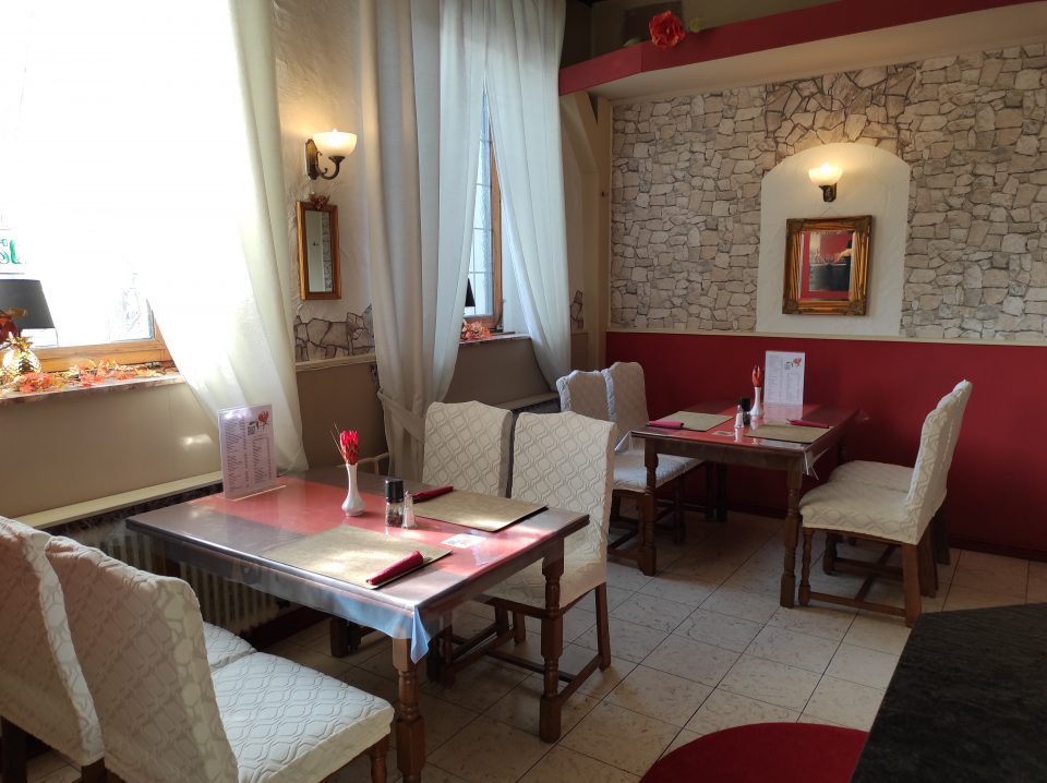 Gemütlich eingedeckte Tische im Restaurant